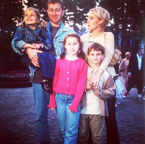 A picture of Anna Abramovich with two of her siblings and parents.